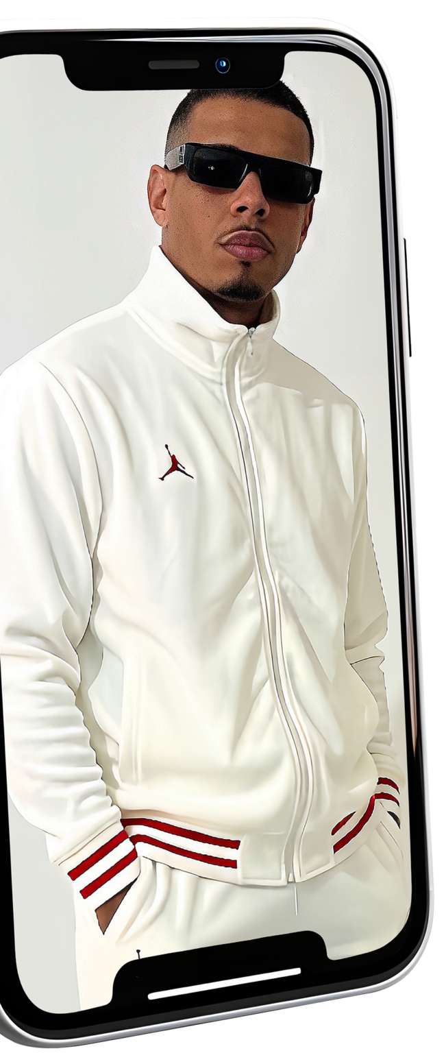 DJ Vasc (música eletrônica em São Paulo) usando roupa branca e óculos escuros em retrato moderno exibido em tela de smartphone.